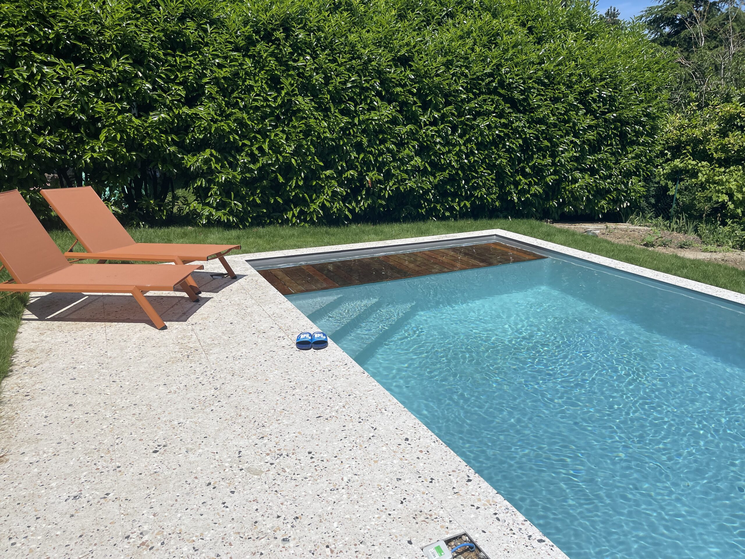 Piscine à débordement avec vue sur la mer