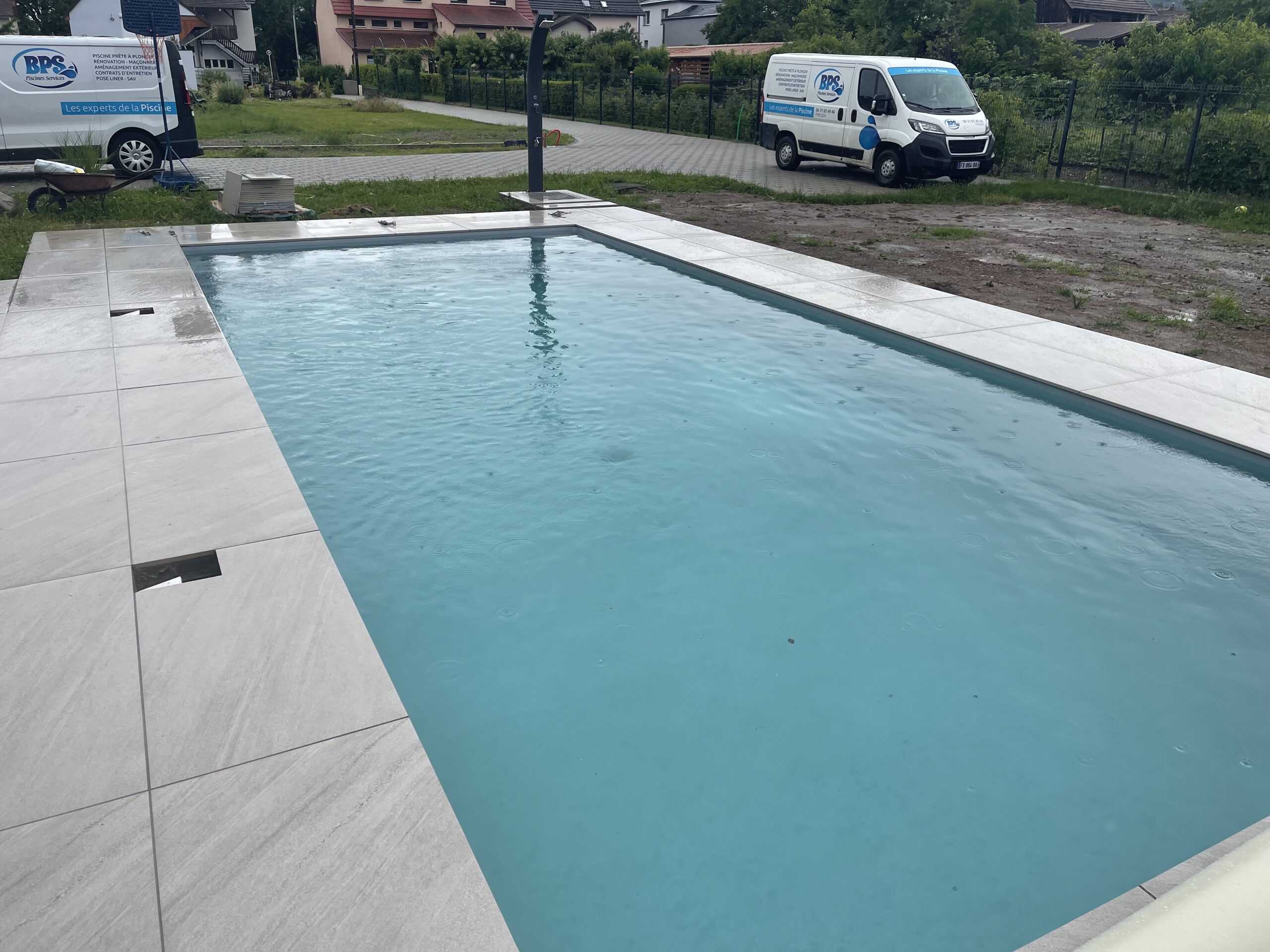 Piscine moderne surélevée dans un jardin