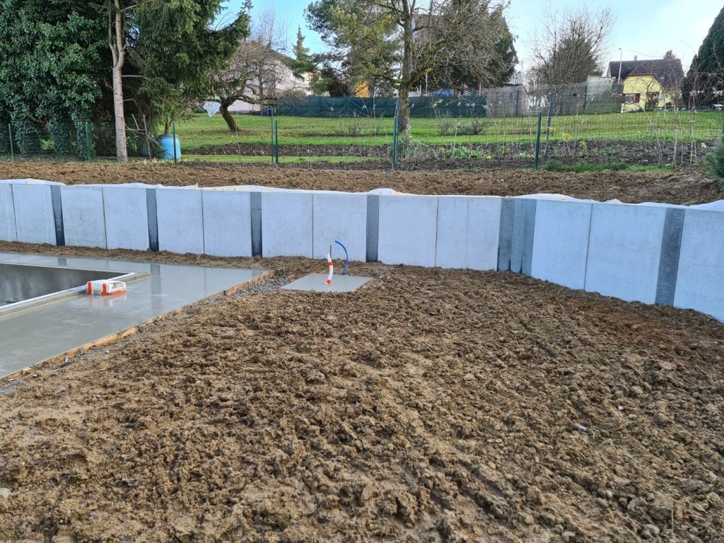 Piscine rectangulaire avec margelles en pierre claire