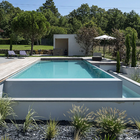 Piscine moderne surélevée dans un jardin
