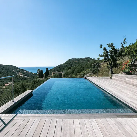 Piscine à débordement avec vue sur la mer